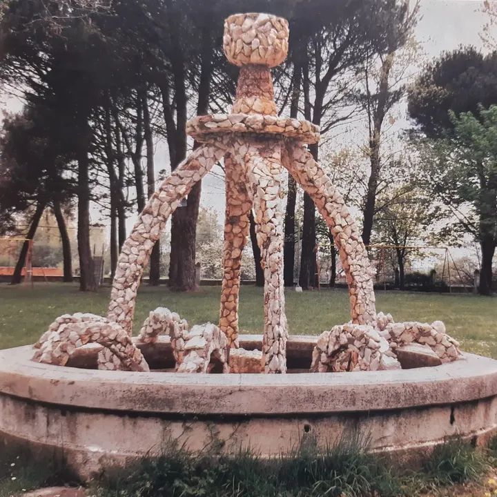 La fuente de piedras blancas vuelve al parque de Val de San Lorenzo