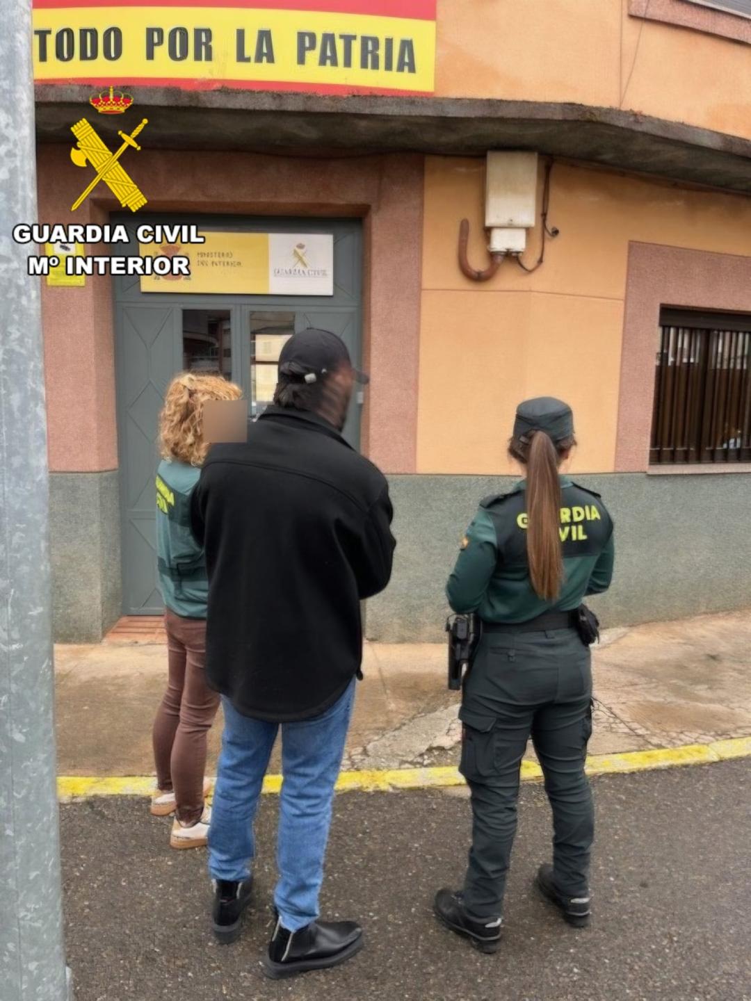 Dos detenidos e investigado un tercero por estafar a una persona de avanzada edad en la Comarca de la Vega del Tuerto