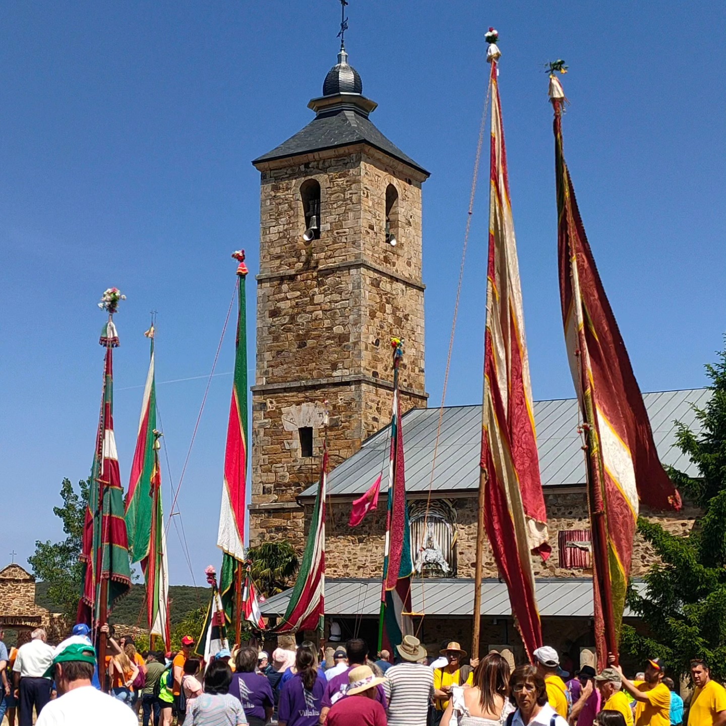La Valduerna celebra la Pascua de Pentecostés peregrinando al santuario de la Virgen del Castro