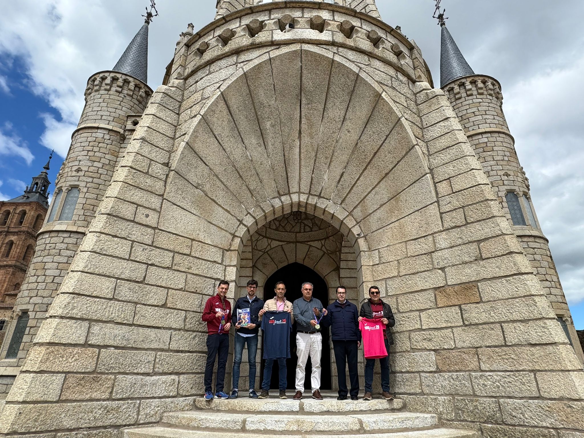 El Palacio de Gaudí nombra embajador a Astorga Runners y refuerza la proyección de los 10K de la ciudad