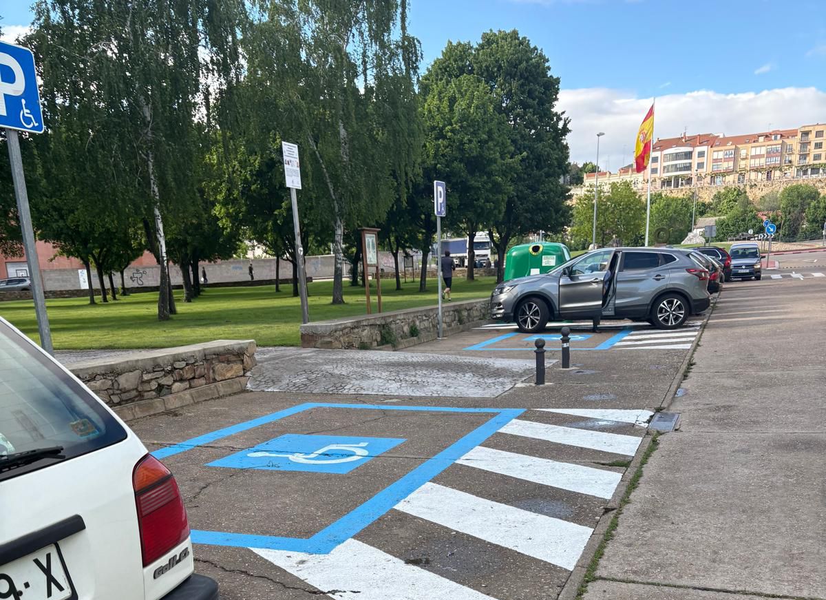 Nuevas plazas PMR llegan a barrios que no tenían aparcamiento adaptado