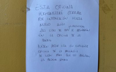 La oficina de empleo de Astorga sigue abierta parcialmente entre humedades, olor a gasóleo y el deterioro del edificio