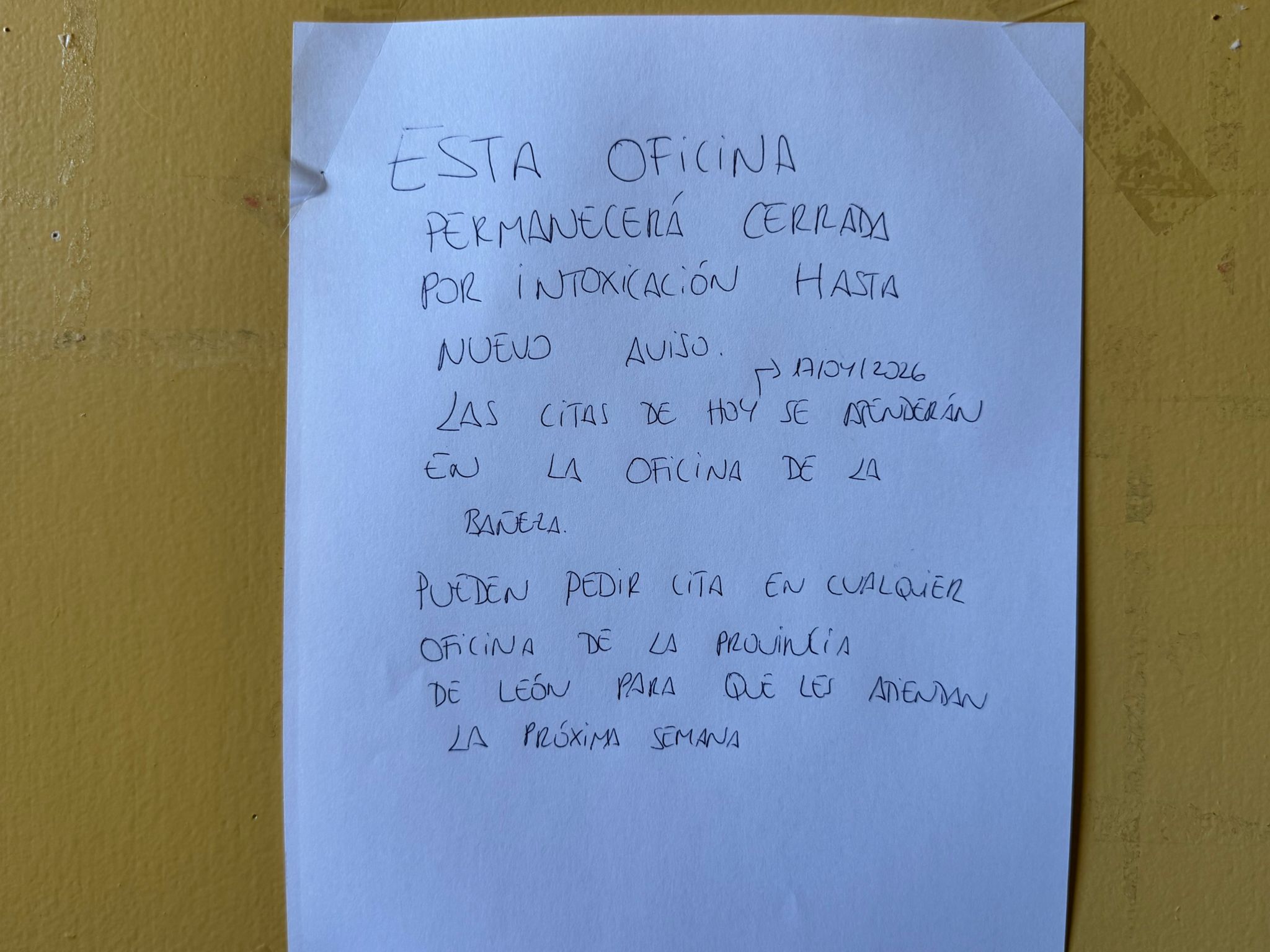 La oficina de empleo de Astorga sigue abierta parcialmente entre humedades, olor a gasóleo y el deterioro del edificio