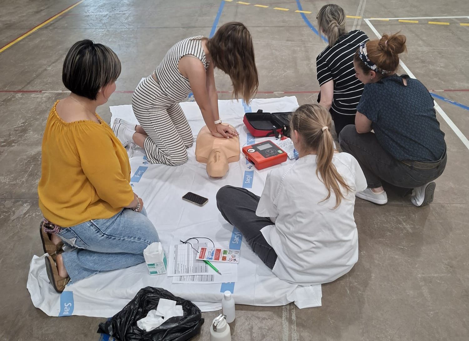 Profesores de Astorga se entrenan para actuar ante paradas cardíacas en las aulas