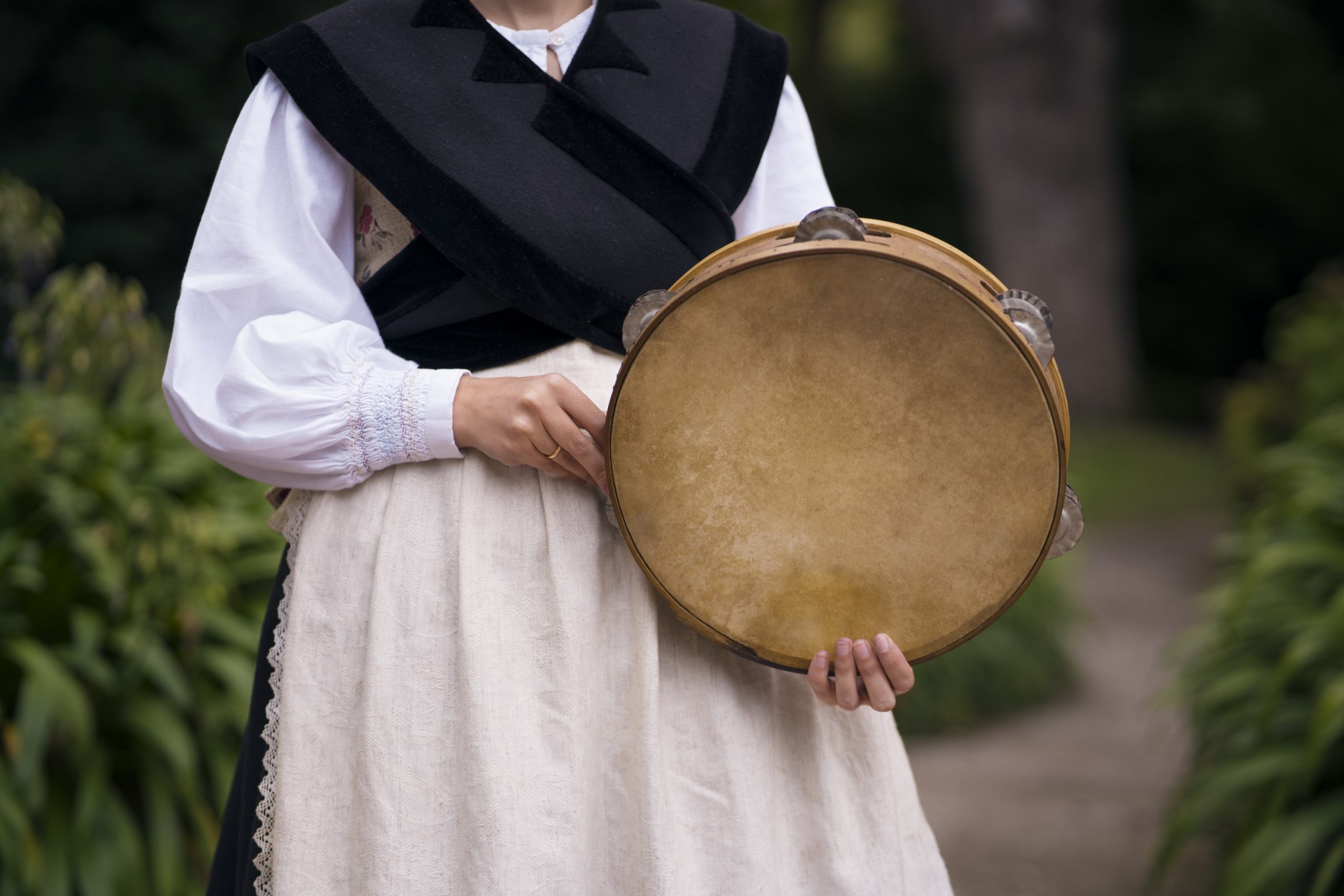 Gaitas, dulzainas y baile toman Cogorderos en una tarde de música tradicional leonesa