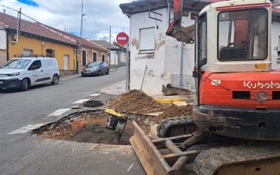 La Bañeza renovará el entorno del polideportivo mientras repara la red de agua y refuerza la recogida de residuos