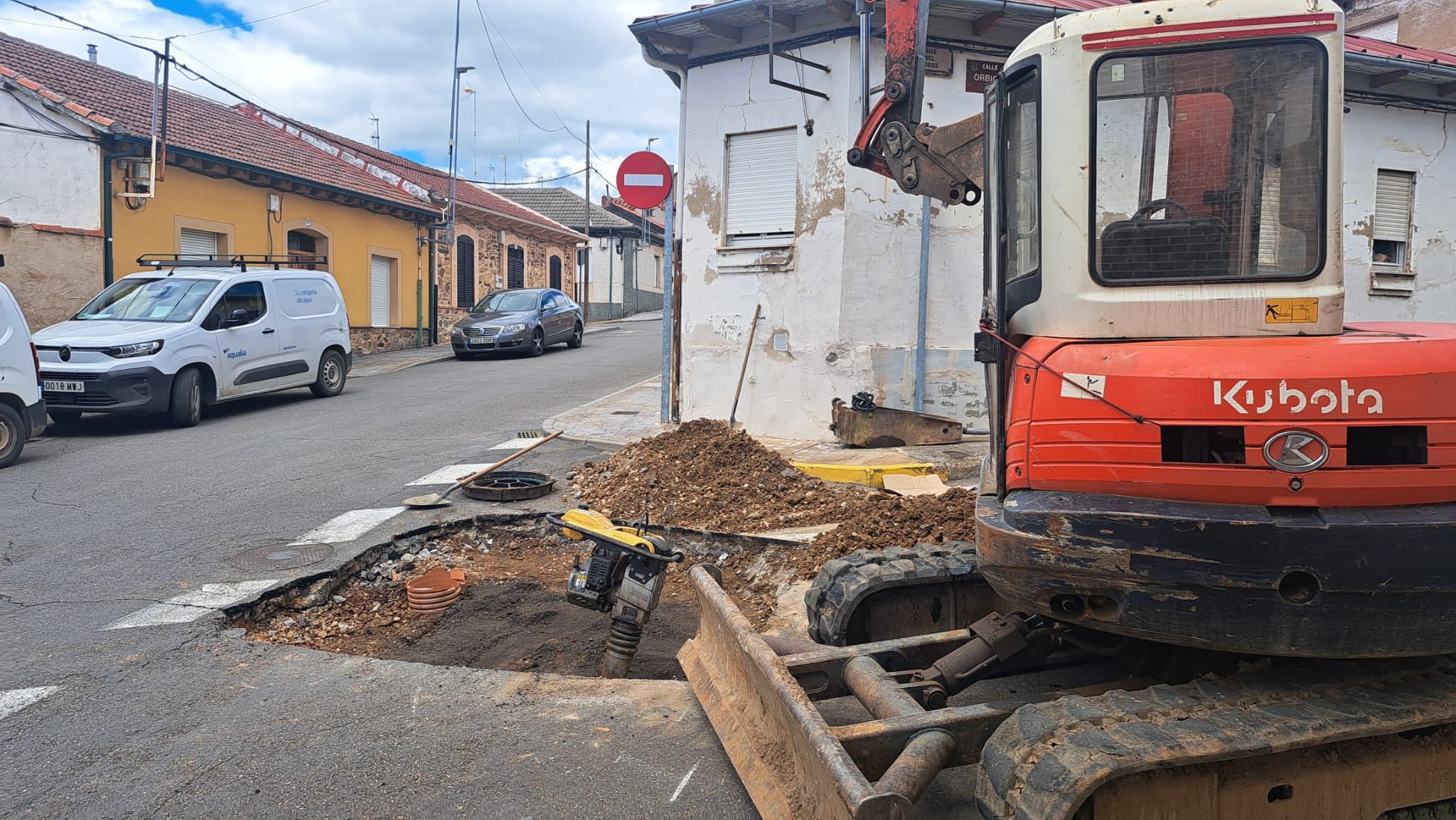 La Bañeza renovará el entorno del polideportivo mientras repara la red de agua y refuerza la recogida de residuos