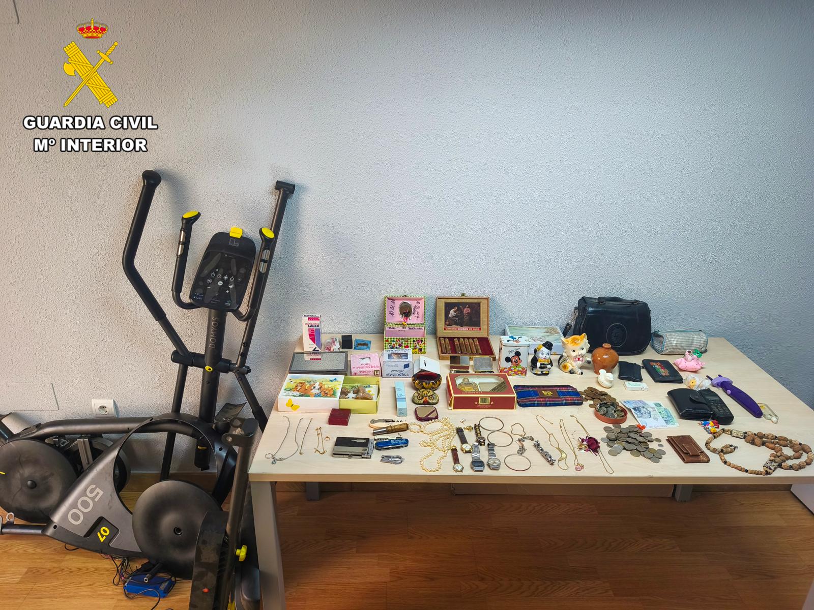 Detenida una mujer, por dos robos con fuerza en dos viviendas y un estanco