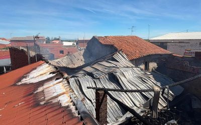 Los bomberos de la Diputación de León intervienen en un incendio en una nave agrícola en Zotes del Páramo