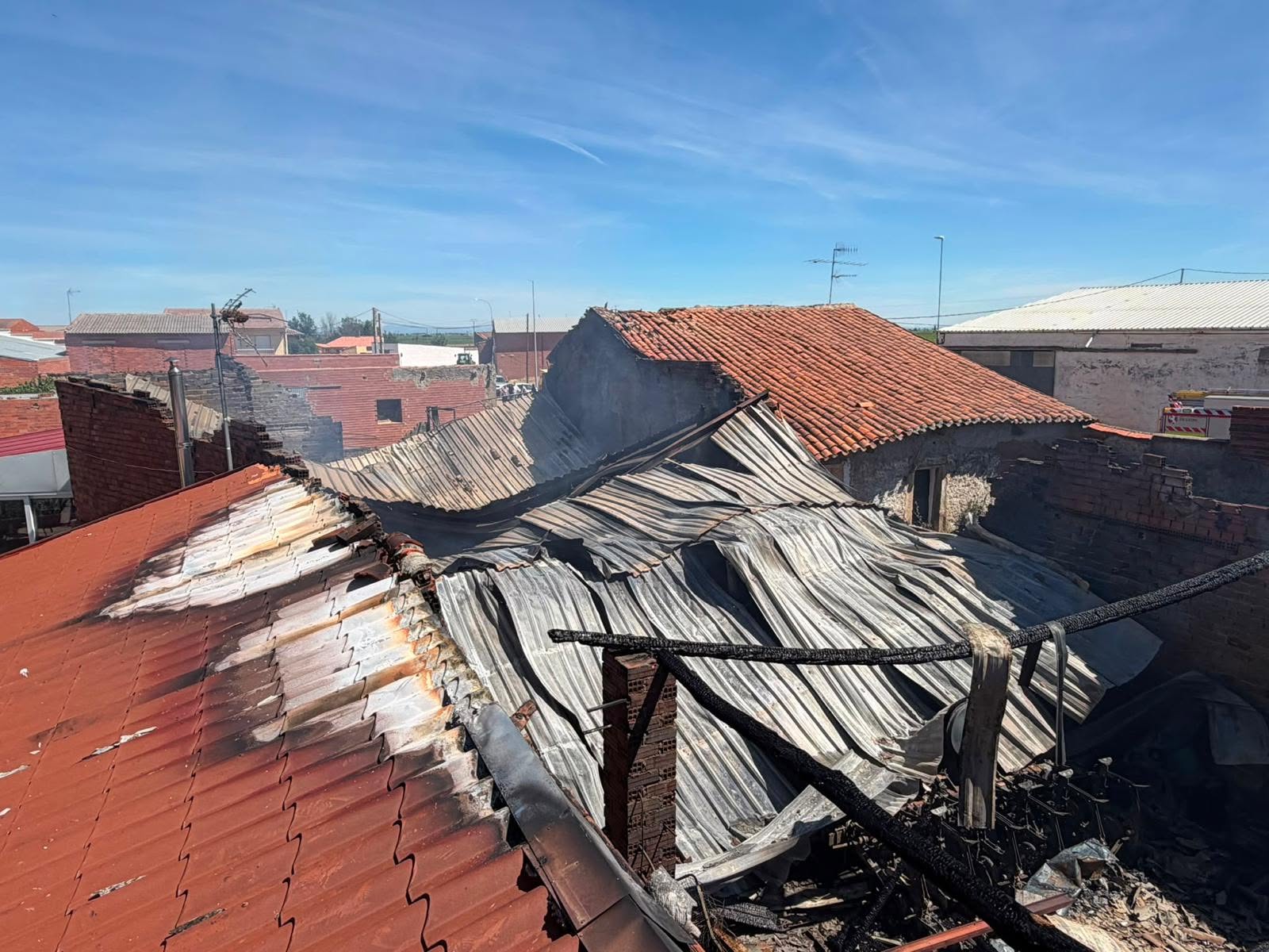 Los bomberos de la Diputación de León intervienen en un incendio en una nave agrícola en Zotes del Páramo