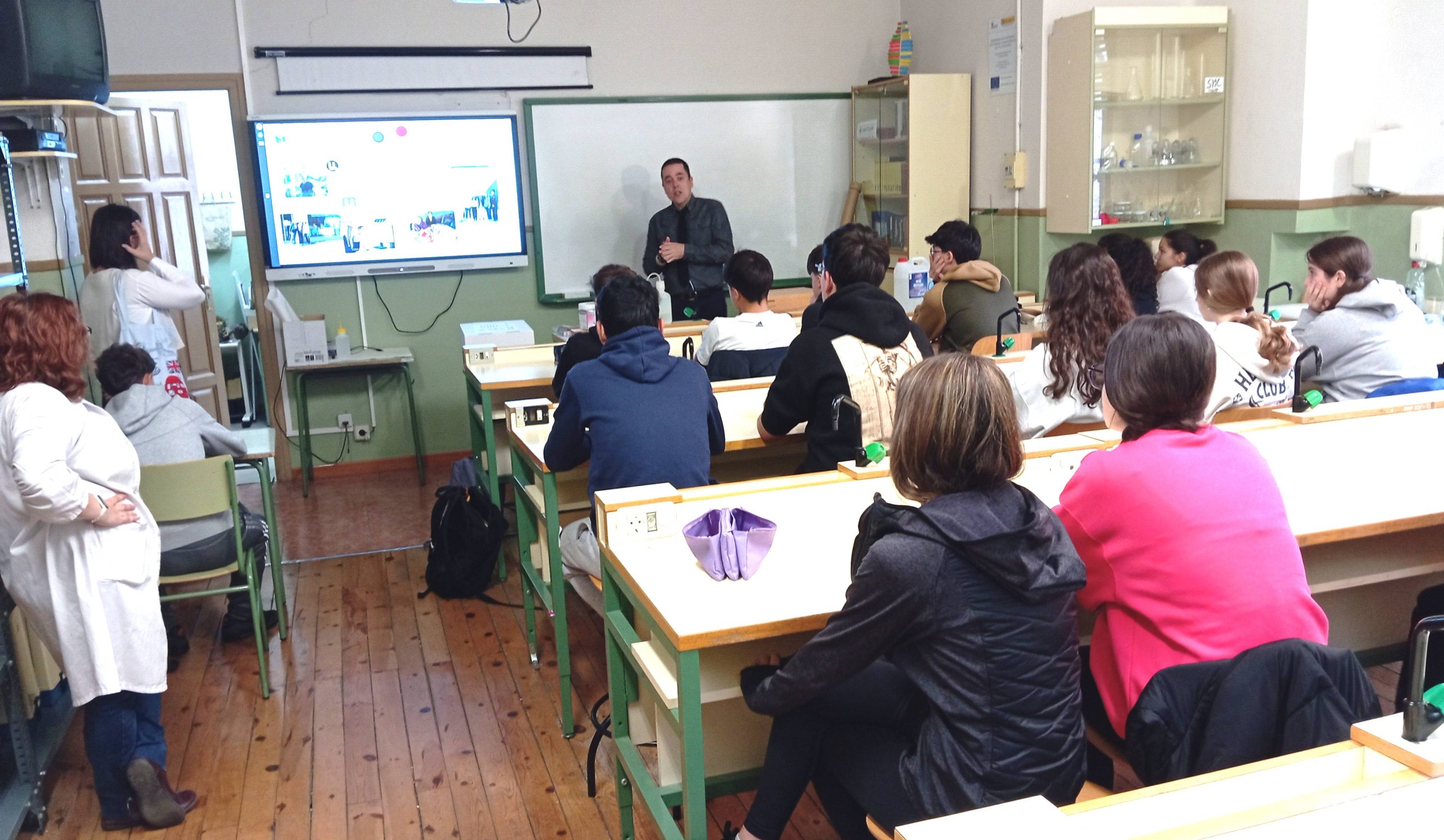 Alumnos de Veguellina de Órbigo participan en el descubrimiento de una nueva especie de alga microscópica