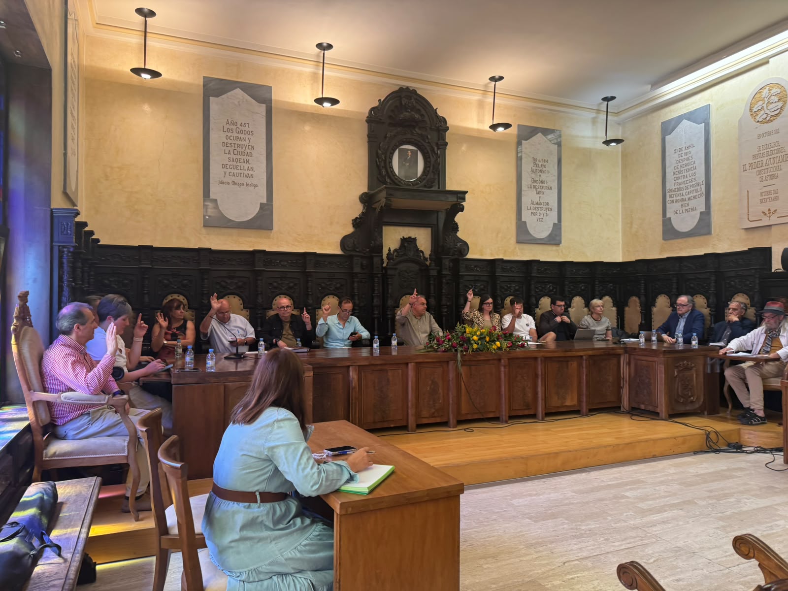 Un pleno breve da el visto bueno definitivo al presupuesto y al pago de la reclamación por el mantenimiento del reloj municipal