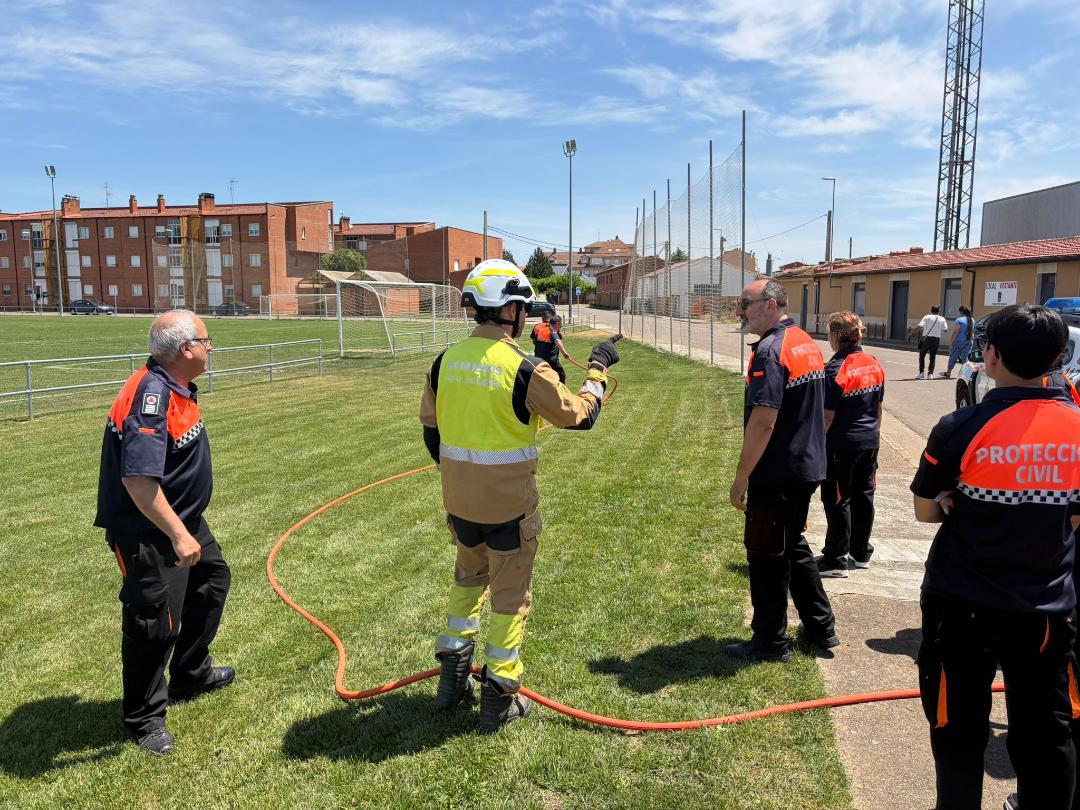 Protección Civil de Santa María del Páramo se forma en extinción de incendios en la interfaz urbano-forestal