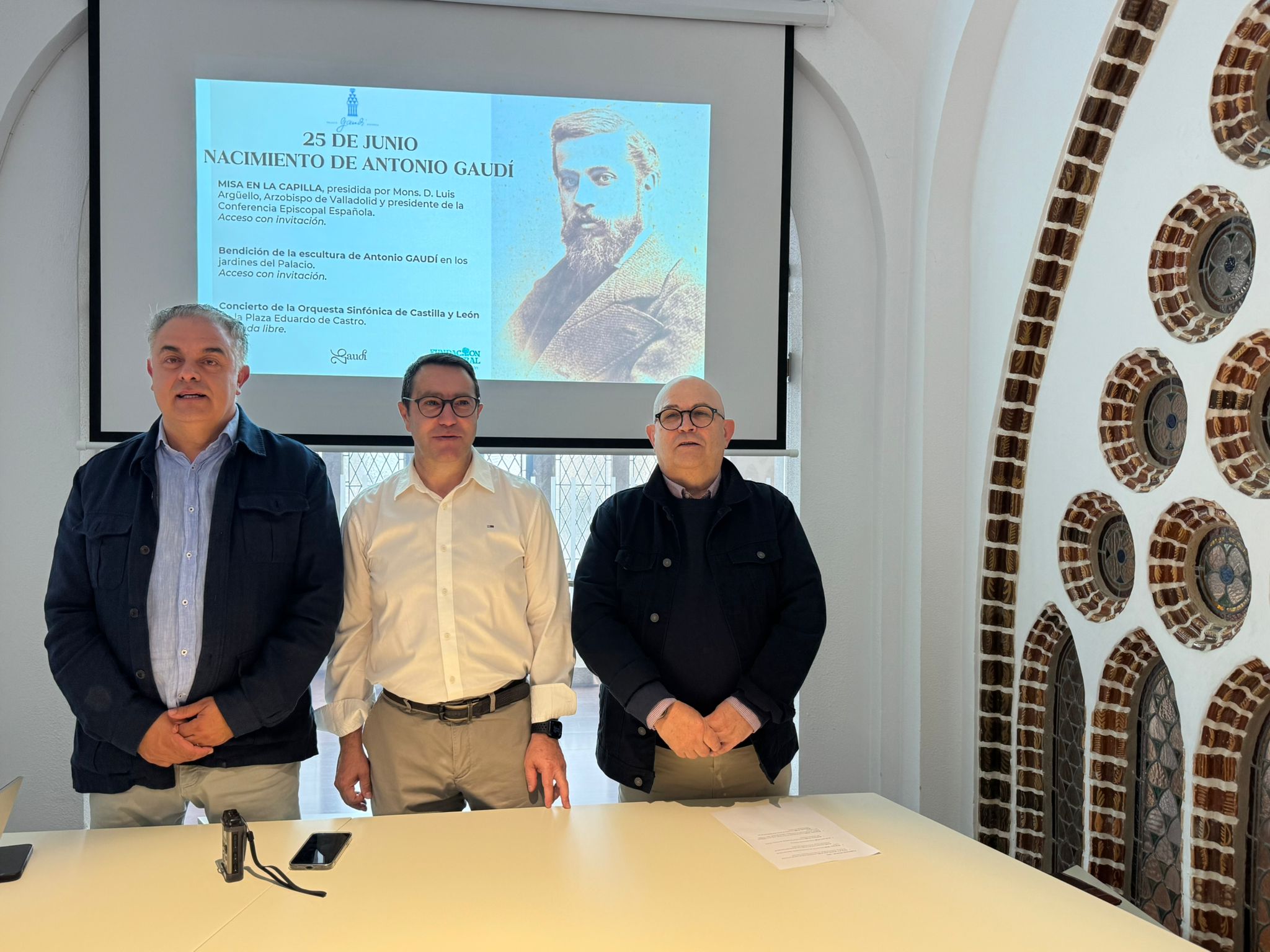 Carlos Núñez, la OSCyL y una nueva escultura centran el mes grande del Año Gaudí en Astorga