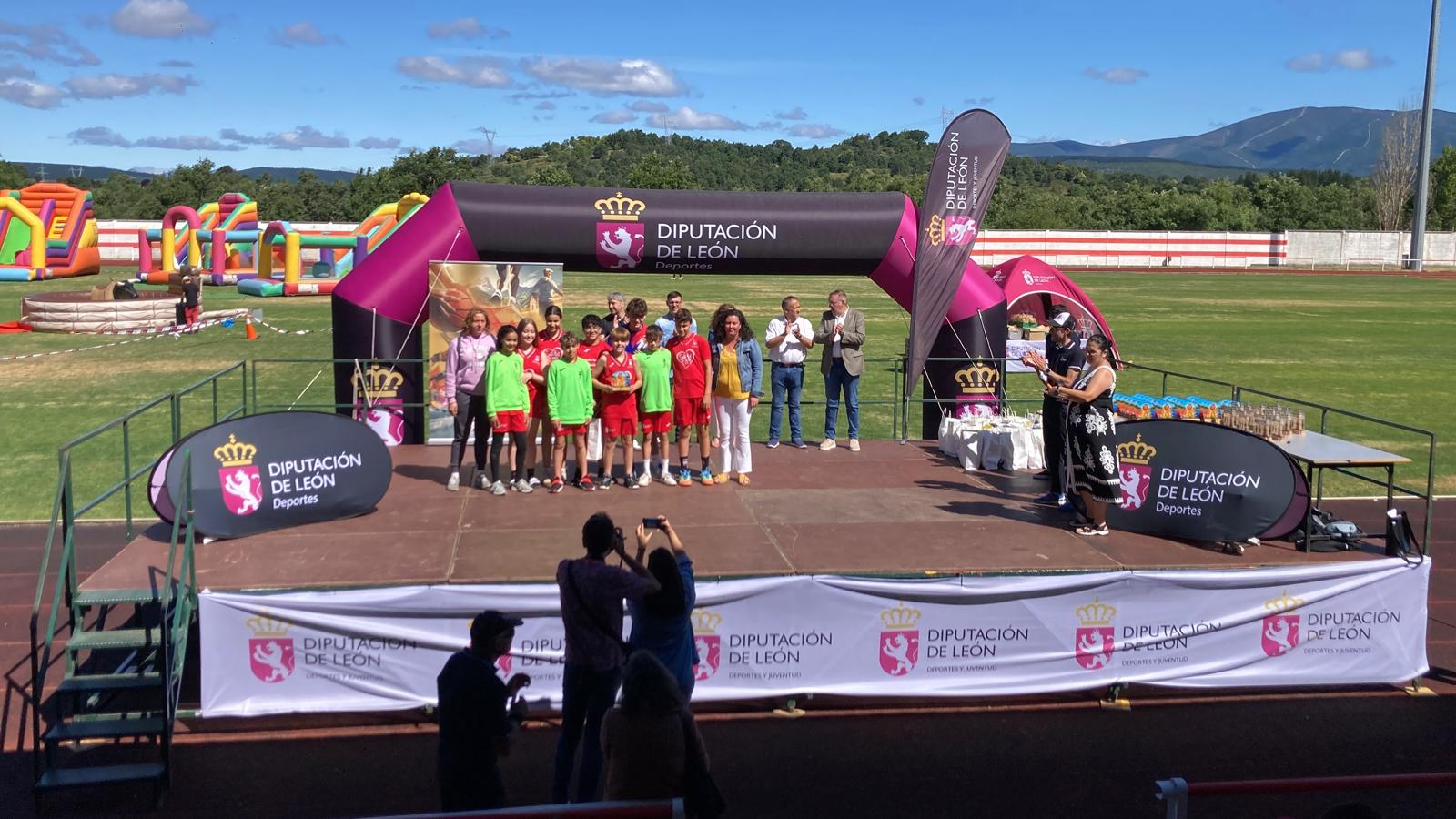 Las Escuelas Deportivas de Santa María del Páramo premiadas en el acto de clausura de los Juegos Escolares 2025/2026 de la Diputación de León