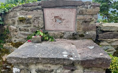El homenaje al obispo Juan Antonio Menéndez aparece dañado en su pueblo natal