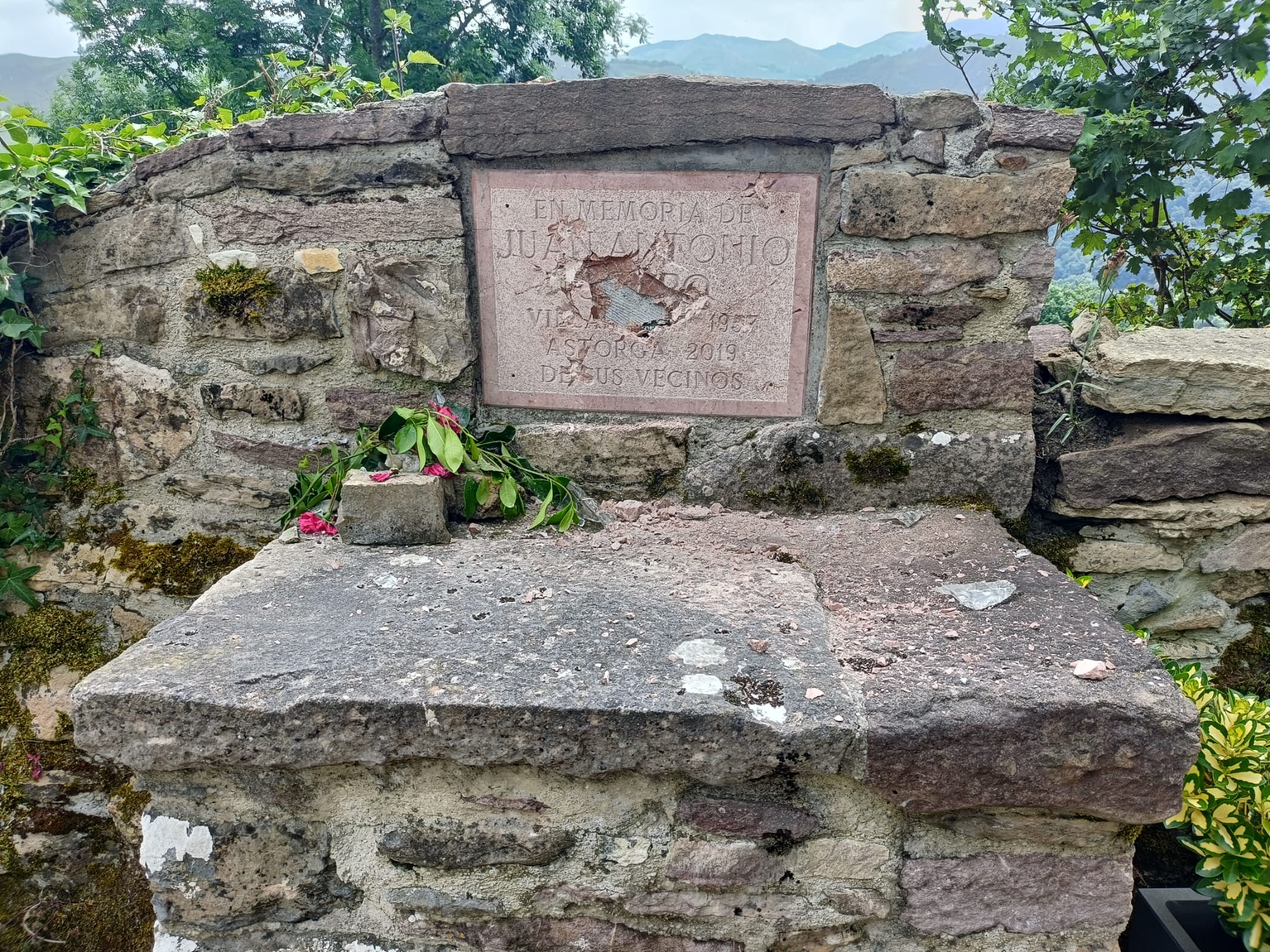 El homenaje al obispo Juan Antonio Menéndez aparece dañado en su pueblo natal