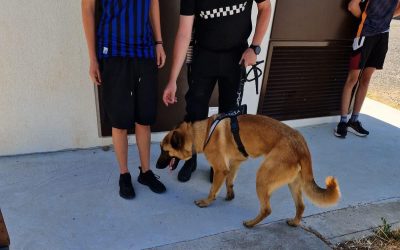 La unidad canina de la Policía Local de Astorga realiza labores preventivas en el IES Asturica Augusta