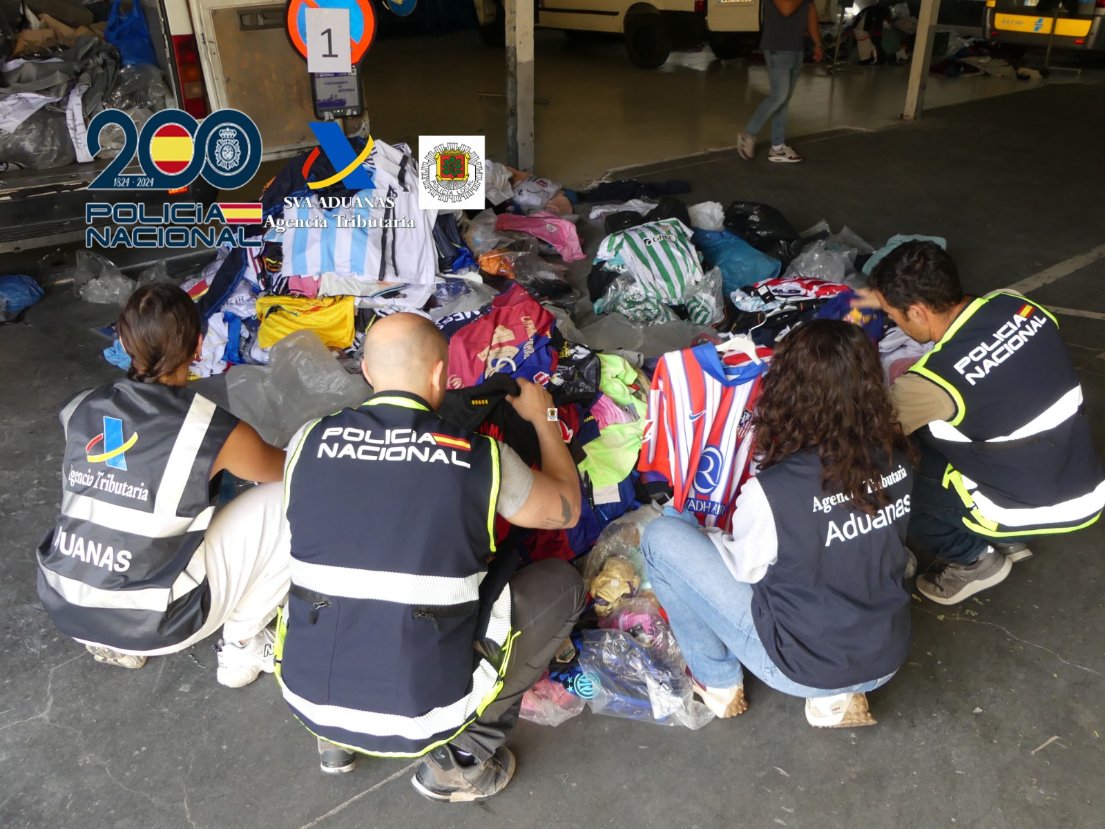 Incautada una tonelada de prendas de ropa falsificada en el mercadillo de Astorga en la operación “BASTIÓN”