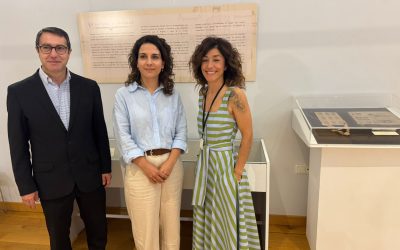 Cuando Gaudí también vendía chocolate: una exposición rescata la huella del Palacio en la publicidad astorgana