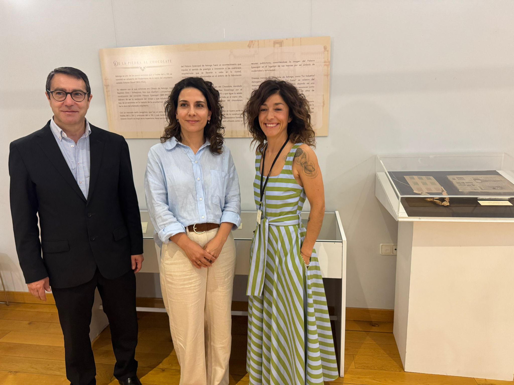 Cuando Gaudí también vendía chocolate: una exposición rescata la huella del Palacio en la publicidad astorgana