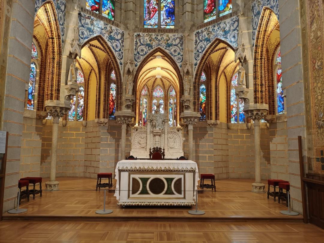 La Capilla del Palacio de Gaudí se prepara para la celebración del centenario del célebre arquitecto