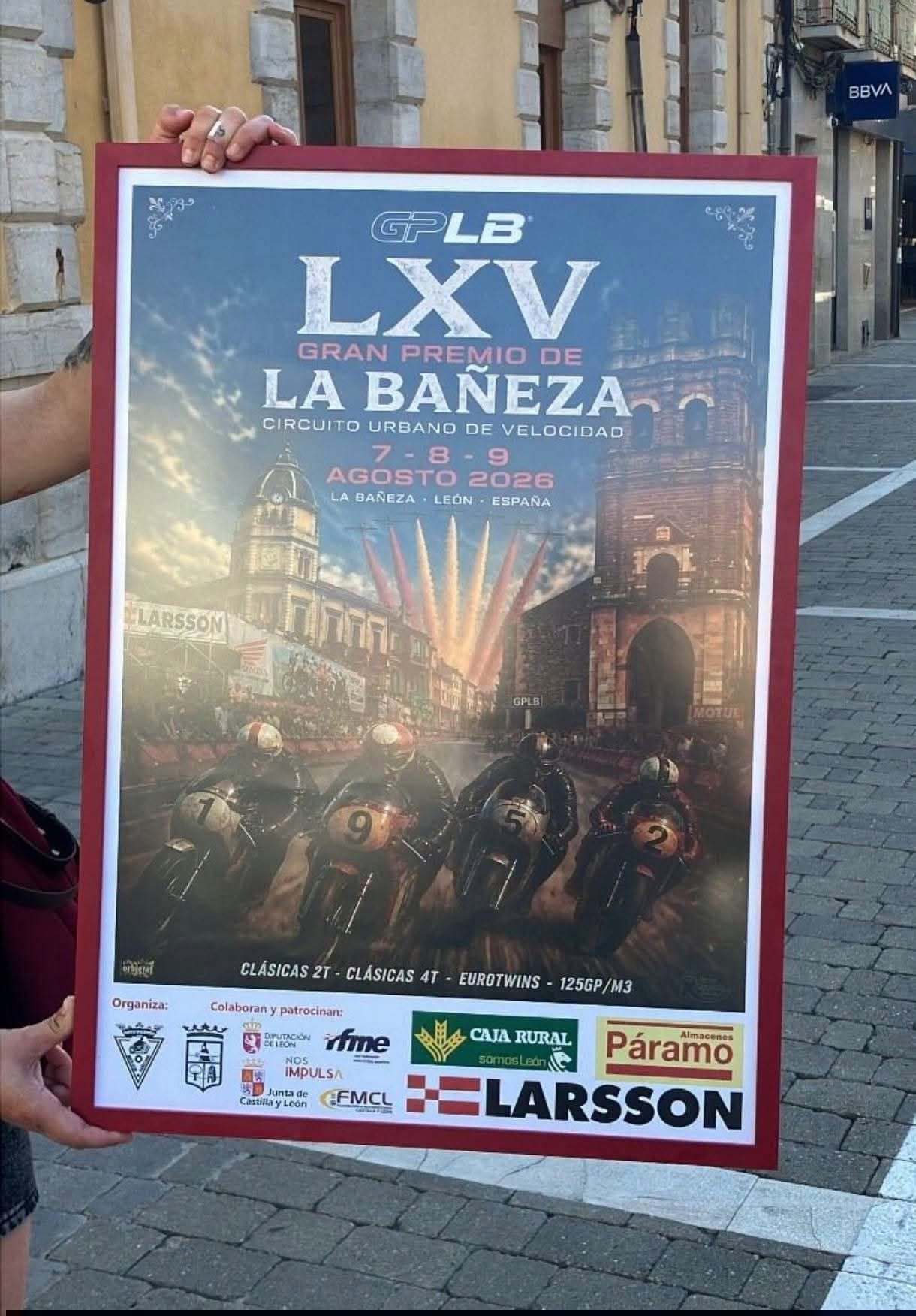 El cartel oficial del 65º Gran Premio de Velocidad de La Bañeza hace un guiño a la primera carrera de motos