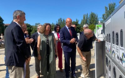 La Junta sigue entregando puntos limpios móviles y camiones eléctricos en la provincia para potenciar la recogida selectiva de residuos