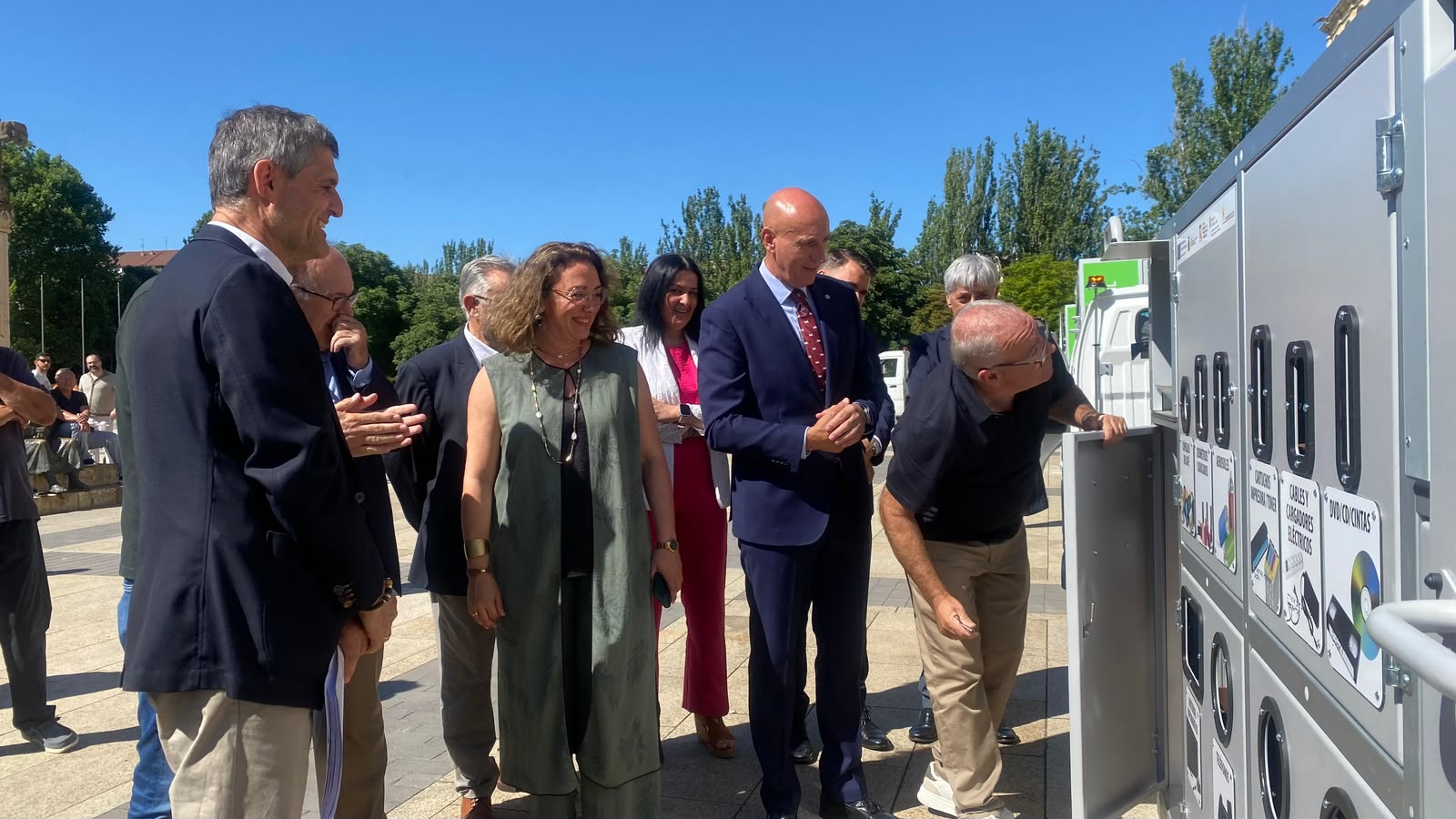 La Junta sigue entregando puntos limpios móviles y camiones eléctricos en la provincia para potenciar la recogida selectiva de residuos