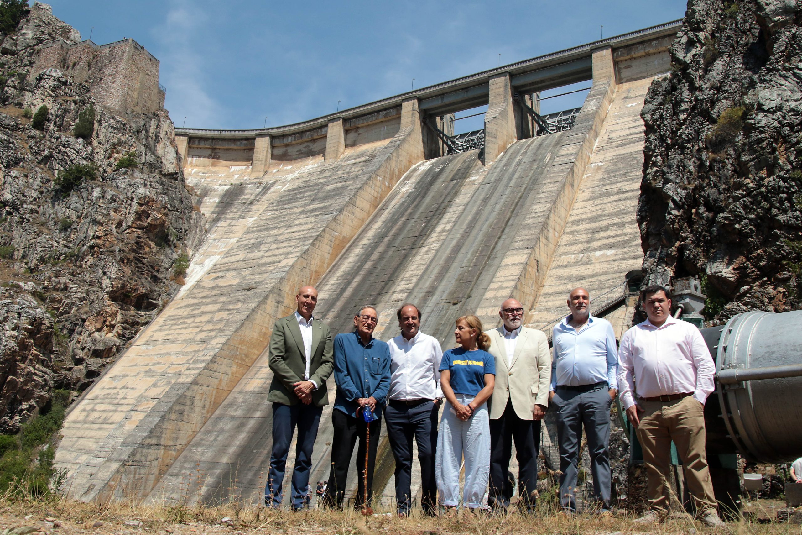 La Consejería de Agricultura, Ganadería, Medio Rural y Política Ambiental pide en Los Barrios de Luna una política hidráulica nacional que sitúe el regadío como motor del desarrollo rural
