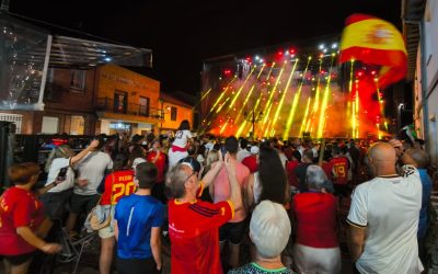 El desfile de carrozas y la pasión mundialista culminan la Feria del Ajo de Santa Marina del Rey