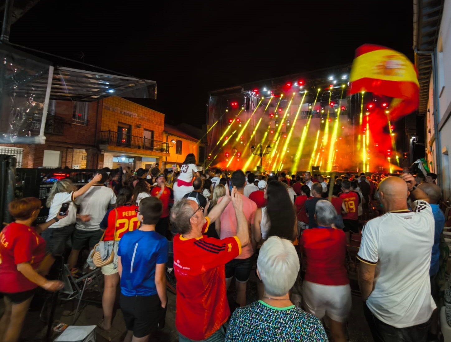 El desfile de carrozas y la pasión mundialista culminan la Feria del Ajo de Santa Marina del Rey