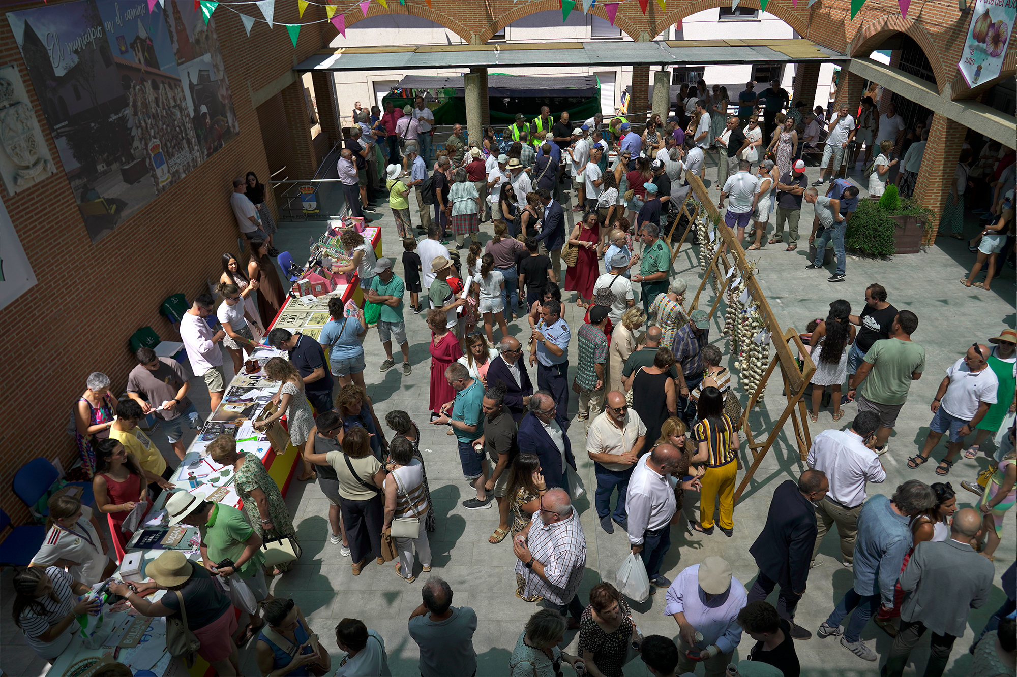 Santa Marina del Rey exhibe el potencial de su centenaria Feria del Ajo como motor económico y escaparate del mundo rural