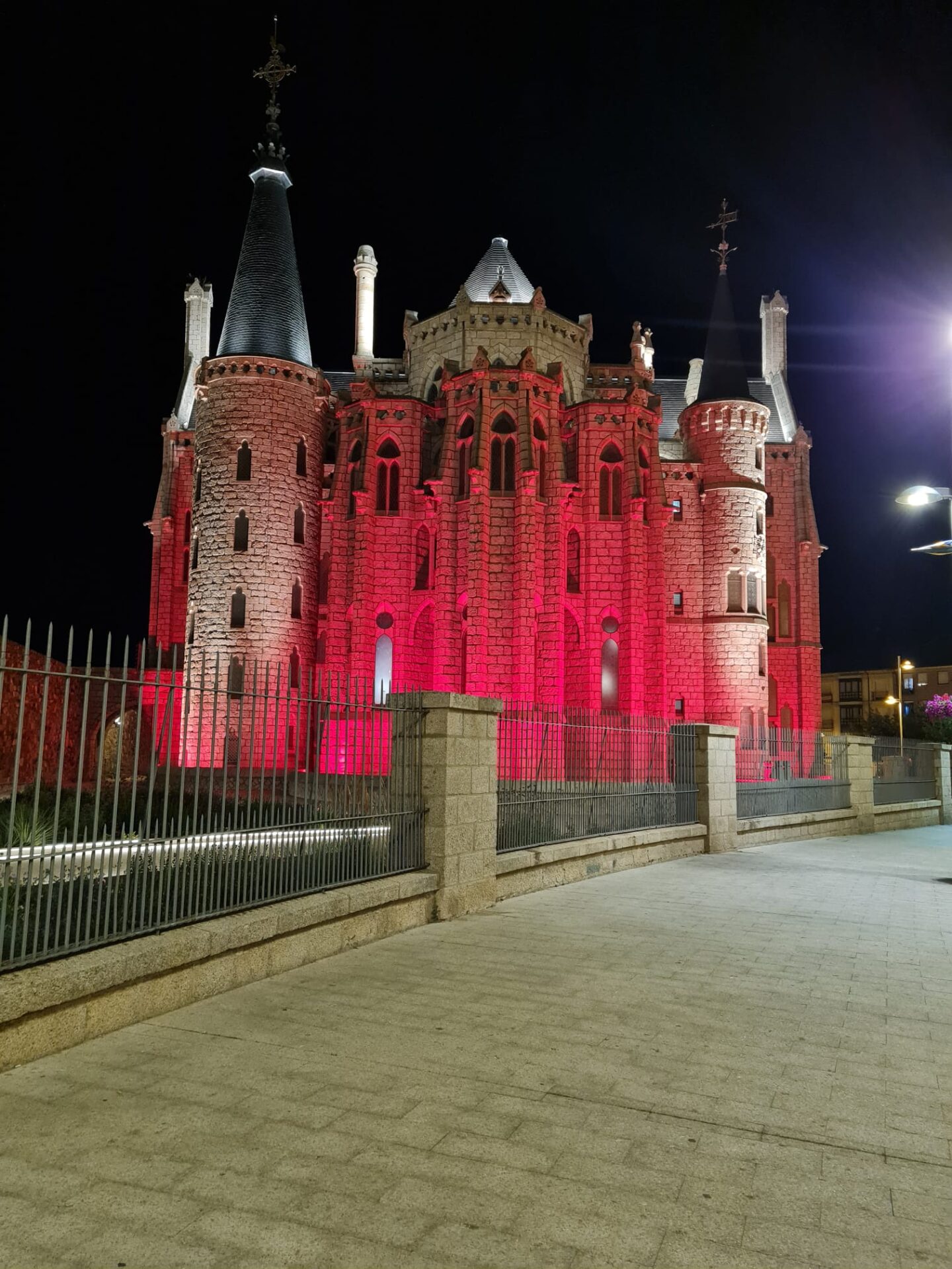 El Palacio de Gaudí se iluminó para celebrar el triunfo de España