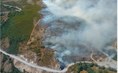 Continúa activo el incendio forestal declarado en La Baña mientras Castropodame concentra la mayor preocupación en León