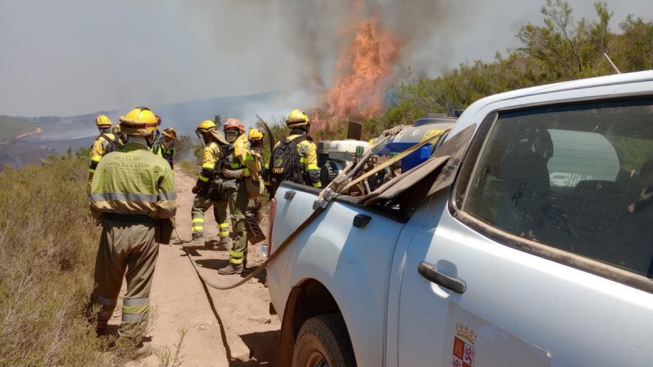 Los vecinos de Andarraso, Rosales y Folloso regresan a sus casas tras mejorar la evolución del incendio de Murias de Ponjos