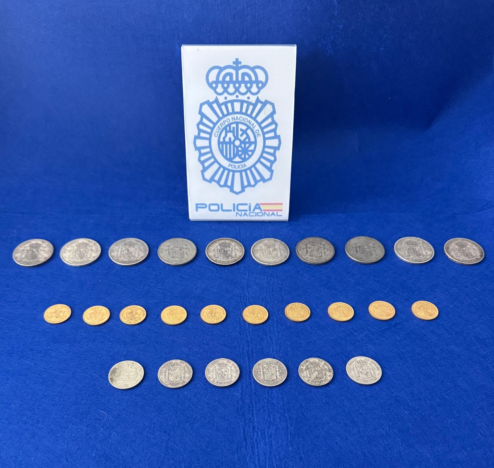 La Policía Nacional ha detenido a un matrimonio que se apropió indebidamente de monedas de oro de Isabel II