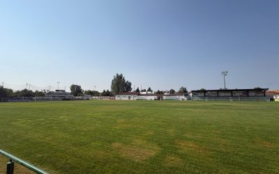 El Ayuntamiento de Astorga impulsa la recuperación integral del césped del campo de fútbol de La Eragudina