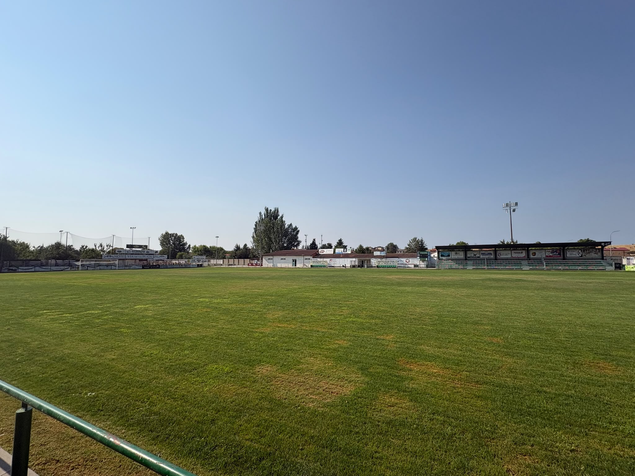 El Ayuntamiento de Astorga impulsa la recuperación integral del césped del campo de fútbol de La Eragudina