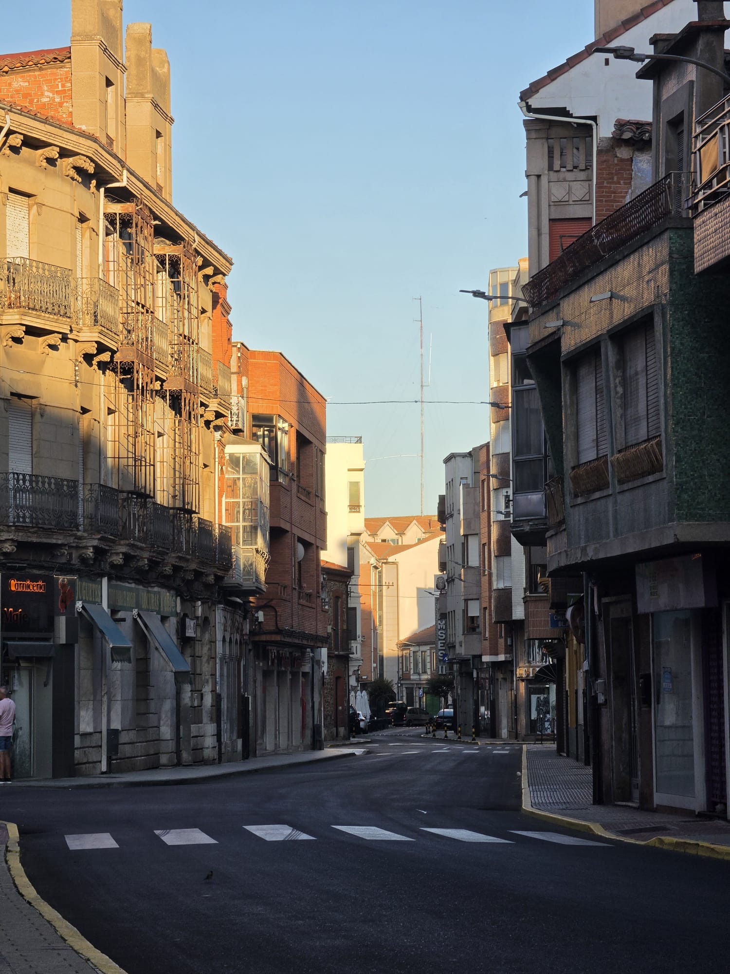 Culmina la renovación de la Avenida Vía de la Plata con el pintado de la señalización vial y la zona ORA
