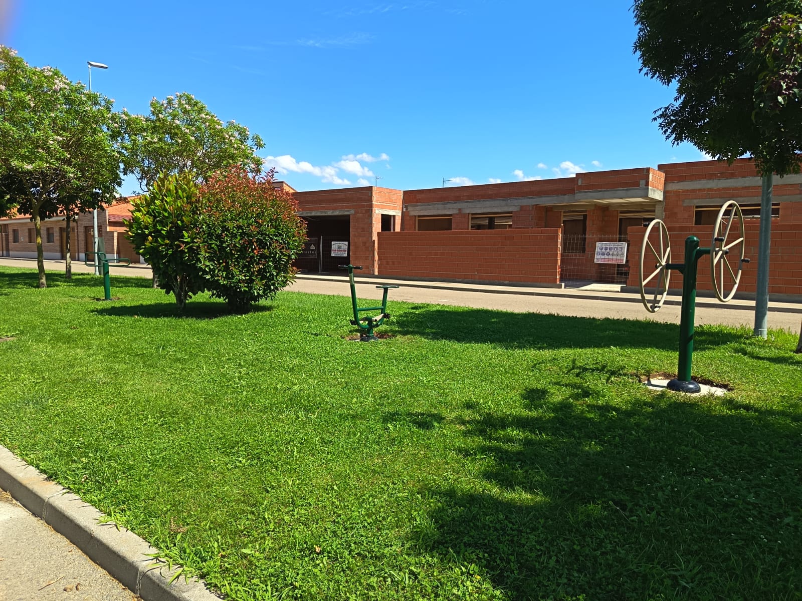 Santa María del Páramo amplía sus espacios de ejercicio al aire libre con nuevos elementos biosaludables