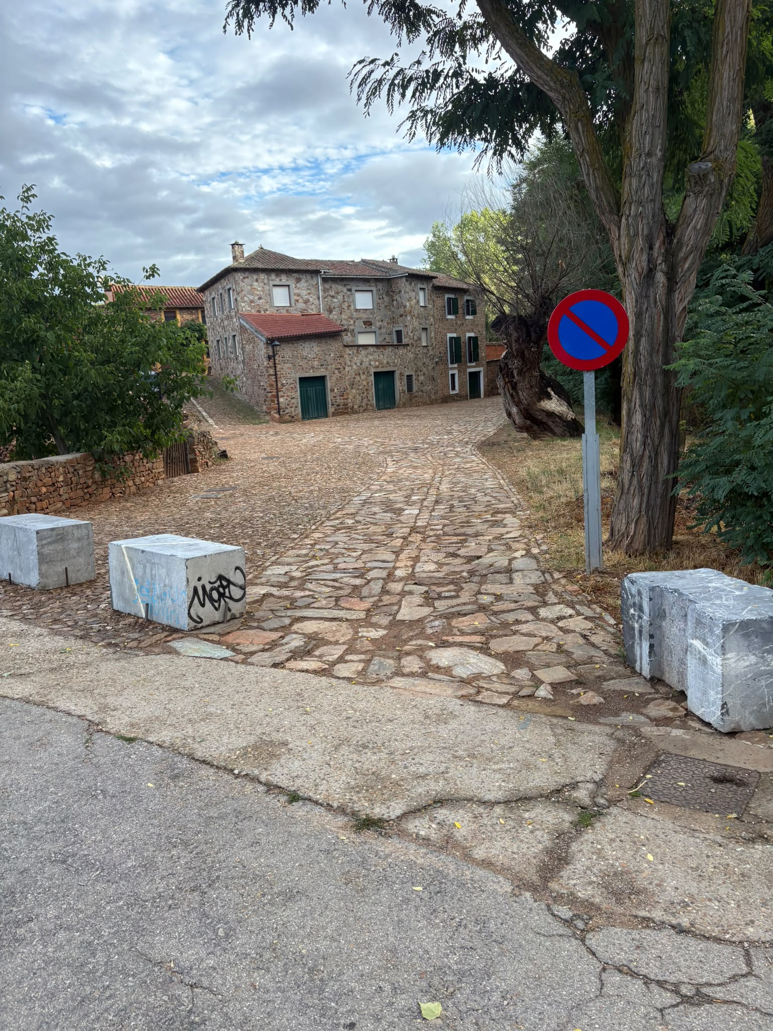 El ayuntamiento de Astorga asegura que la calle a la entrada de Castrillo de los Polvazares está abierta desde el 30 de julio