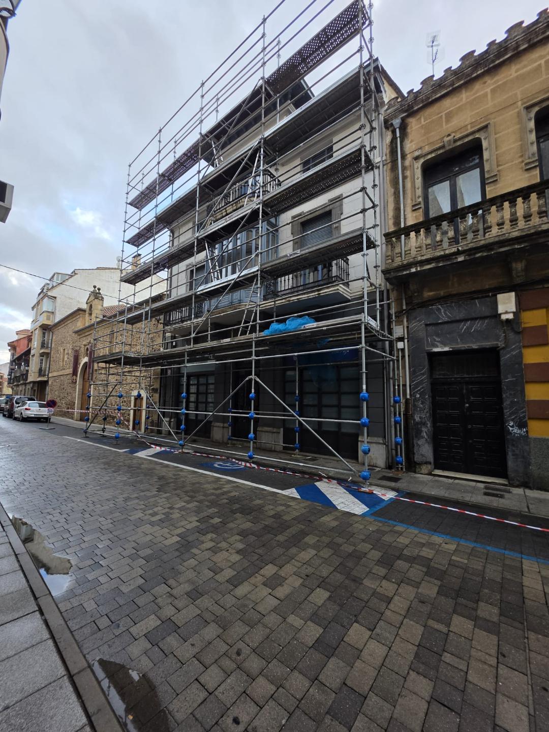 La Escuela Taller de La Bañeza avanza en la restauración de la fachada de la Casa de Doña Josefina