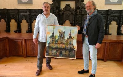 Fernando Delgado dona un cuadro de la fachada del ayuntamiento a todos los astorganos