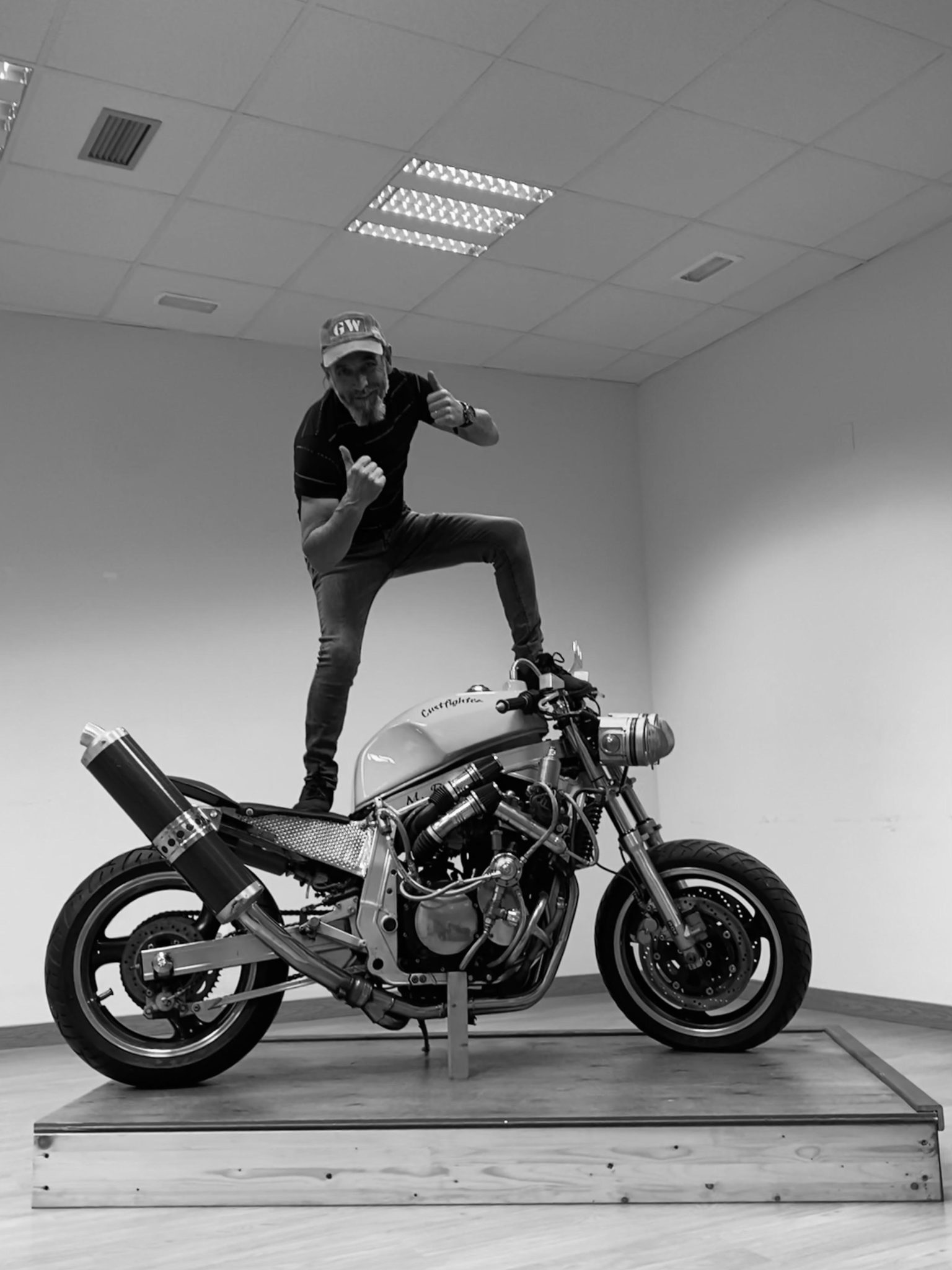 La Casa del Capataz acoge hasta el 31 de agosto una singular exposición de motos de madera, mimbre y cuerda de M. Recicler