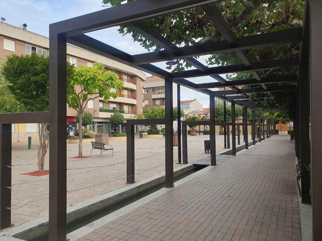 Santa María del Páramo licita por 25.000 euros el suministro de nuevo mobiliario y amplía su zona de esparcimiento canino