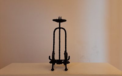 Un candelero de mesa cierra el trimestre dedicado a «Gaudí y el metal»