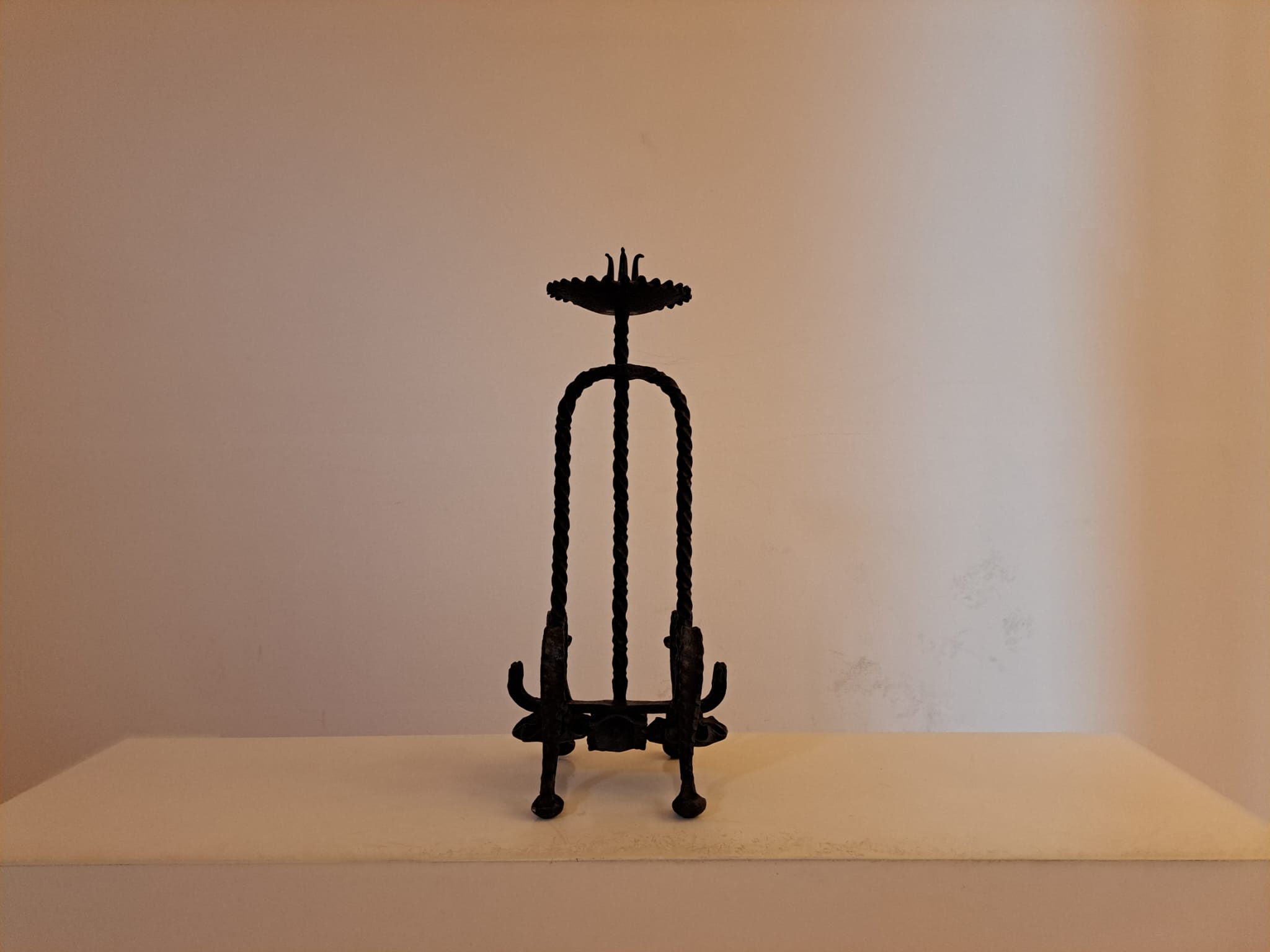 Un candelero de mesa cierra el trimestre dedicado a «Gaudí y el metal»