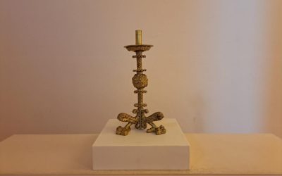Un candelero de bronce de Gaudí, ‘pieza del mes’ de agosto en el Palacio de Astorga
