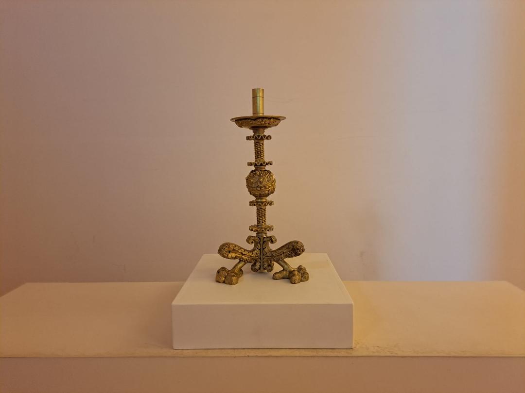 Un candelero de bronce de Gaudí, ‘pieza del mes’ de agosto en el Palacio de Astorga